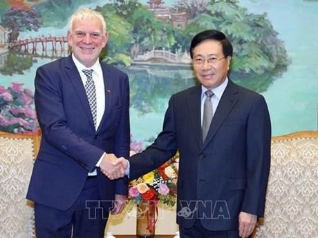 Permanent Deputy Prime Minister Pham Binh Minh (R) and State Secretary in the German Federal Ministry for Economic Cooperation and Development Jochen Flasbarth at the meeting. (Photo: VNA)