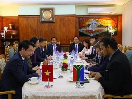 At the working session between the Vietnamese NA delegation and Deputy Minister of International Relations and Cooperation Alvin Botes (Photo: VNA)