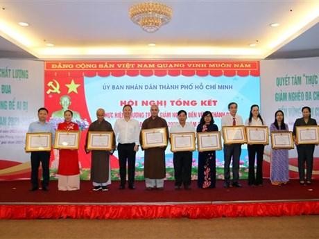 HCM City honours collectives and individuals that showed great efforts and outstanding achievements in the sustainable poverty reduction programme in the 2016-2020 period. (Photo: VNA)