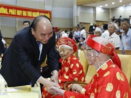 President Nguyen Xuan Phuc extends regards to the old persons (Photo: VNA)