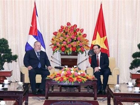 Secretary of the Ho Chi Minh City Party Committee Nguyen Van Nen (R) meets Cuban Prime Minister Manuel Marrero Cruz on October 1. (Photo: VNA)