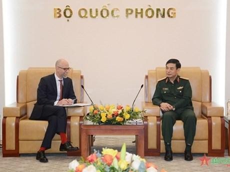 Minister of National Defence Gen. Phan Van Giang (right) receives Canadian Ambassador to Vietnam Shawn Steil. (Source: qdnd.vn)