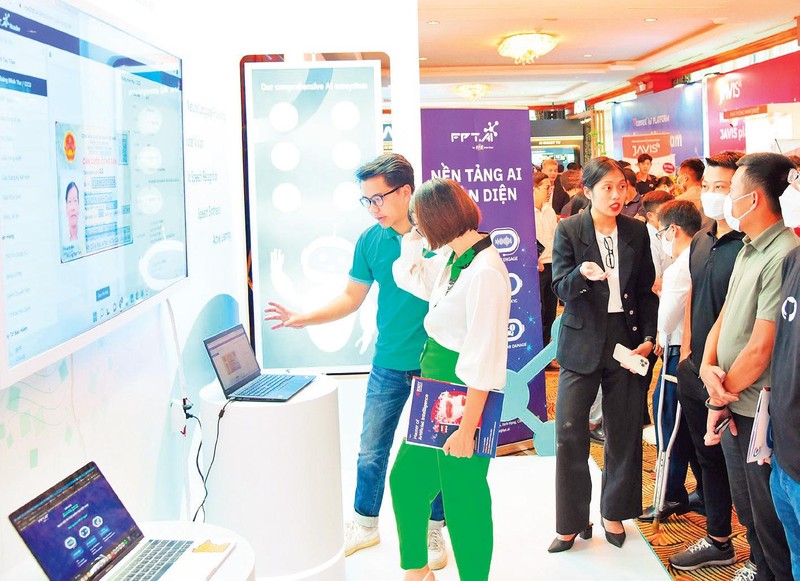 Customers experience the AI technology of FPT at the 2022 Vietnam Artificial Intelligence Day. (Photo: Le Thuy)