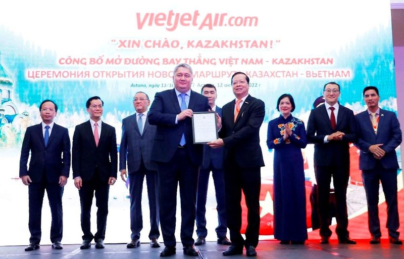 Talgat Tleubekovits, head of Kazakhstan's civial aviation committee, hands over the license to vice president of Vietjet Chu Viet Cuong (Photo: vietjetair.com)