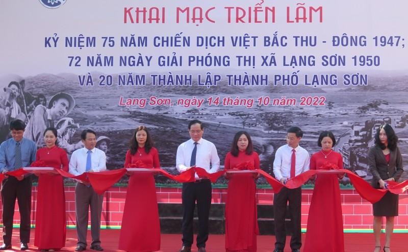 Leaders of the People's Committee of Lang Son province and delegates cut the ribbon to open the exhibition.