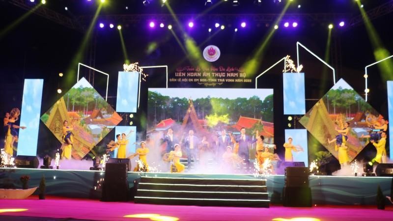 An art performance to celebrate the Southern Cuisine Festival, Cultural and Tourism Week and Ok Om Bok Festival in Tra Vinh Province.