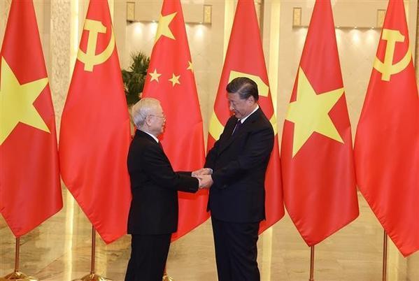  Party General Secretary Nguyen Phu Trong (L) meets General Secretary of the Communist Party of China and Chinese President Xi Jinping (Photo: VNA)