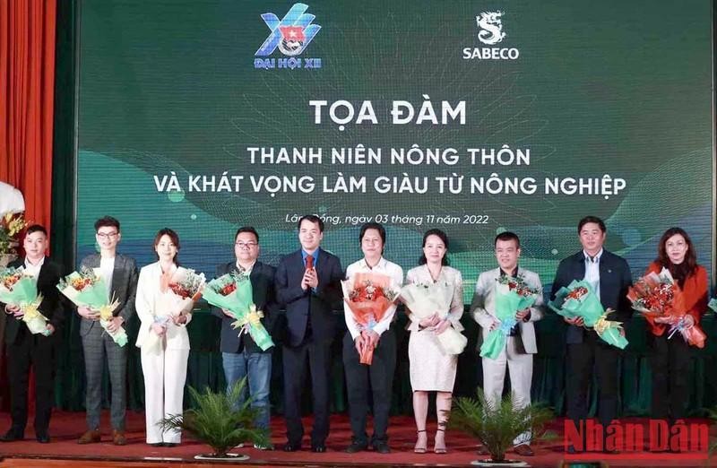 The organising board presented flowers to the delegates and young people that received the Luong Dinh Cua Award over the years who participated in the seminar.