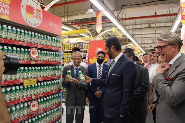 Vietnamese Ambassador to Saudi Arabia Dang Xuan Dung (first on the left) introduces Vietnamese products at Lulu Supermarket in the Middle East country. (Photo: VNA)