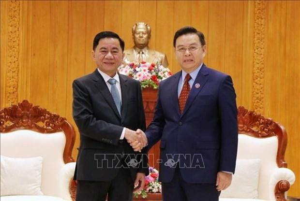Politburo member and Chairman of the Communist Party of Vietnam Central Committee’s Inspection Commission Tran Cam Tu (L) welcomed by President of the Lao National Assembly Xaysomphone Phomvihane (Photo: VNA)