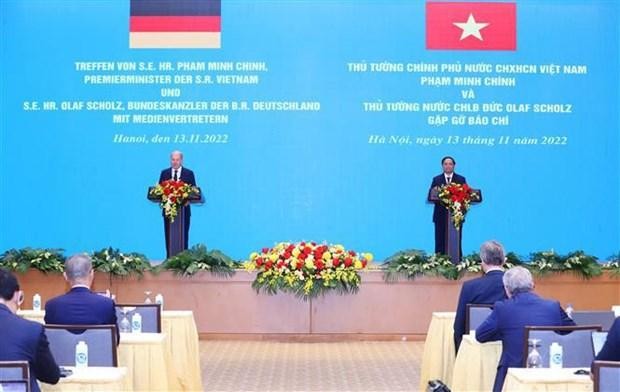 Prime Minister Pham Minh Chinh (R) and German Chancellor Olaf Scholz meet with the press. (Photo: VNA)