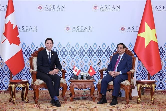 Prime Minister Pham Minh Chinh (R) meets with his Canadian counterpart Justin Trudeau. (Photo: VNA)