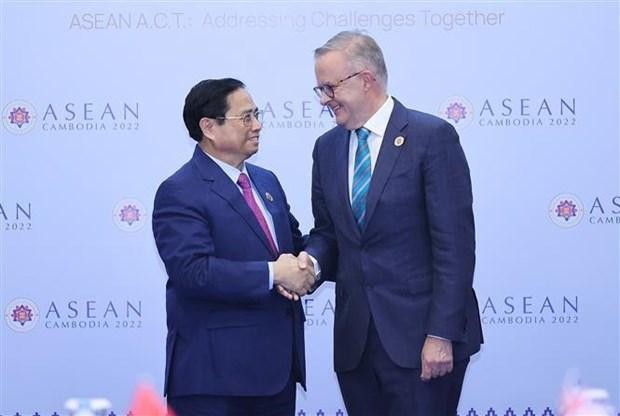 Vietnamese Prime Minister Pham Minh Chinh (L) and his Australian counterpart Anthony Albanese at the meeting in Phnom Penh, Cambodia, on November 12. (Photo: VNA)
