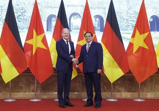 Vietnamese Prime Minister Pham Minh Chinh (R) and German Chancellor Olaf Scholz hold talks in Hanoi on November 13. (Photo: VNA)