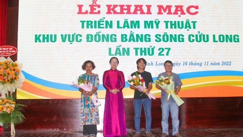  Leaders of Vinh Long Province present prizes to the winners. (Photo: BA DANG)