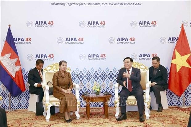 NA Chairman Vuong Dinh Hue (R) and Cambodian Deputy Prime Minister Men Sam An.(Photo: VNA)