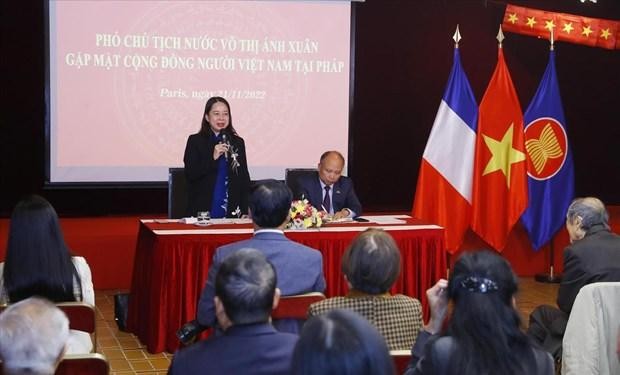 Vice President Vo Thi Anh Xuan talks with OVs in France (Photo: VNA)