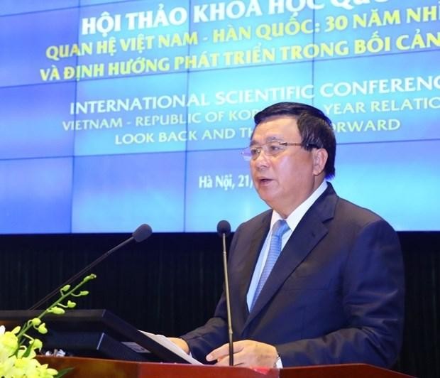 Prof. Dr. Nguyen Xuan Thang, Director of the Ho Chi Minh National Academy of Politics, addresses the conference in Hanoi on November 21. (Photo: VNA)