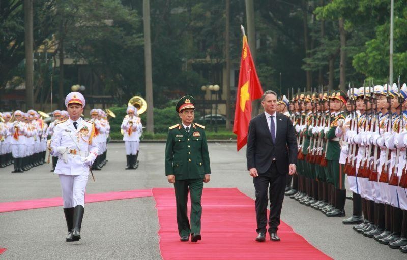 Minister of National Defence Gen. Phan Van Giang (L) hosts an official welcome ceremony for Australian Deputy Prime Minister and Defence Minister Richard Donald Marles. (Photo: NDO) 