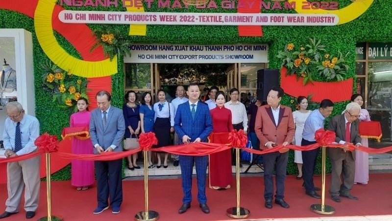 The delegation cut the ribbon to open the "Exhibition Week of Textile and Footwear Products 2022".