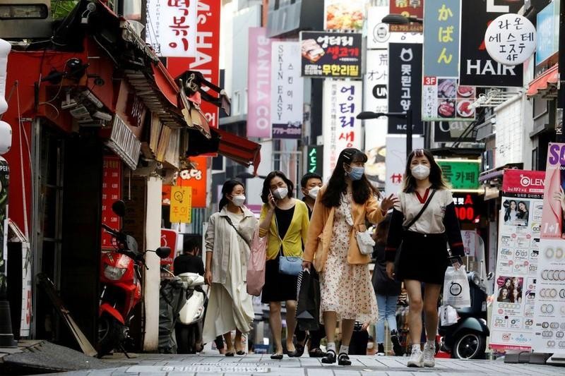 People wearing masks walk at the Myeongdong shopping district, in Seoul, RoK, May 28, 2020. (Photo: REUTERS)