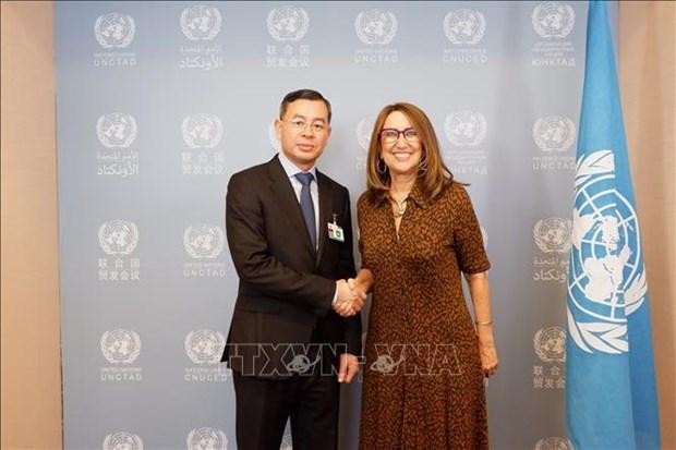 State Auditor General Ngo Van Tuan (L) and Secretary-General of United Nations Conference on Trade and Development (UNCTAD) Rebeca Grynspan (Photo: VNA)