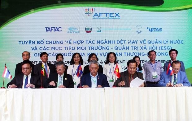 Representatives of AFTEX member countries sign the sector's joint statement on cooperation in water management and environmental, social and corporate governance on December 15. (Photo: VNA)