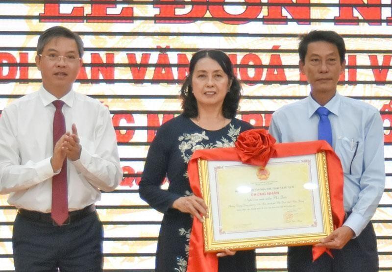 Leaders of Kien Giang province awarded the certificate of Phu Quoc fish sauce making as a national intangible cultural heritage to the Phu Quoc Fish Sauce Association.