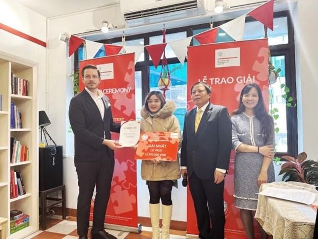 Dang Thu Trang (second from left) wins first prize (Photo: Polish Embassy in Hanoi)