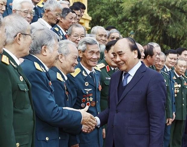 President Nguyen Xuan Phuc meets war veterans (Photo: VNA)