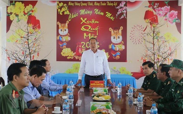 Chairman of the People's Committee of An Giang Nguyen Thanh Binh (standing) meets officers and soldiers of Vinh Nguon Border Guard Station on the day. (Photo: VNA)