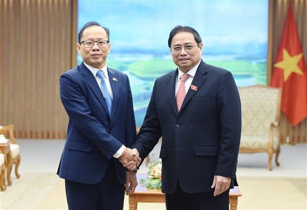 Prime Minister Pham Minh Chinh (right) receives outgoing Cambodian Ambassador Chay Navuth. (Photo: VNA)