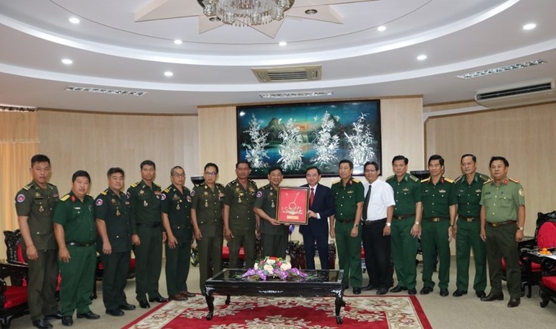 The Royal Cambodian Army’s Guard High Command visited the Mekong Delta province of Bac Lieu on January 6 on the occasion of Vietnam's traditional Lunar New Year (Tet).(Photo: qdnd.vn)