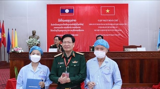 Director of Vietnam’s Military Hospital 103 Nguyen Xuan Kien presents gifts to two patients (Photo: VNA)