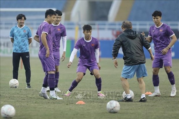 Vietnamese players practice for the match against Indonesia tonight (Photo: VNA)