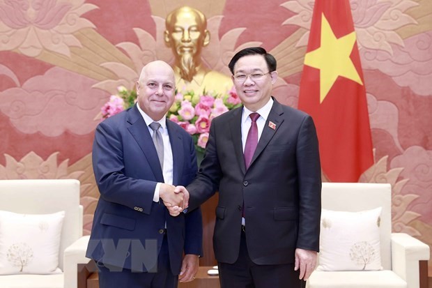 Chairman of the National Assembly Vuong Dinh Hue (R) and Treasurer of Australia’s Victoria state, Tim Pallas. (Photo: VNA)