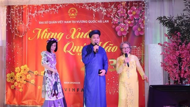 Overseas Vietnamese sing at the celebration of the Lunar New Year held at Vietnam Embassy in the Netherlands. (Photo: VNA)