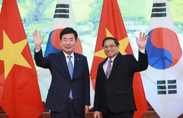 PM Pham Minh Chinh (R) and Speaker of the RoK’s National Assembly Kim Jin-pyo in Hanoi on January 17 (Photo: VNA)