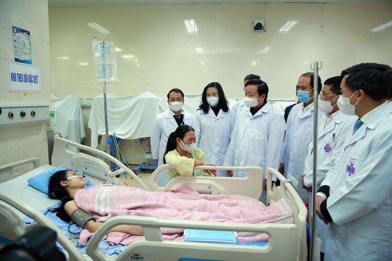 The Deputy Prime Minister visited and encouraged a patient being treated at Vietnam's National Cancer Hospital, also known as K Hospital, Tan Trieu facility. (Photo: VGP)