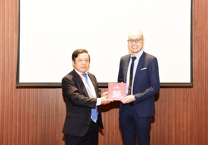 Deputy Minister Doan Van Viet presents a commemorative gift to the representative of Traveloka Company (Photo: Vietnam National Administration of Tourism)