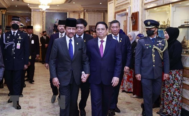 PM Pham Minh Chinh (R) and Sultan of Brunei Hassanal Bolkiah (Photo: VNA)