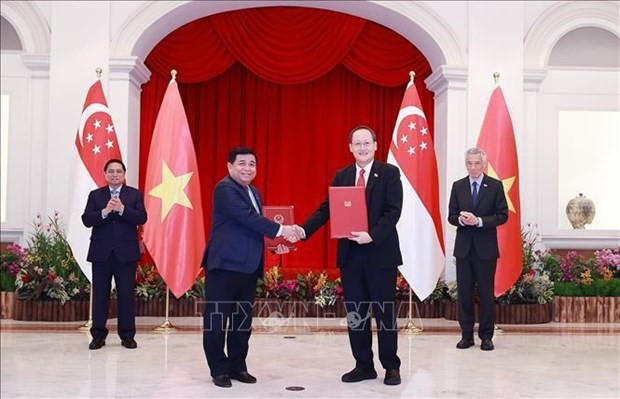 At the MoU signing ceremony in Singapore (Photo: VNA)