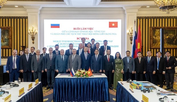 Officials of and Russia pose for a group photo at the meeting on February 20. (Photo: VNA)