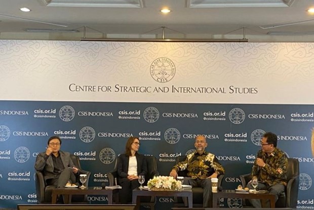 Director general for ASEAN cooperation at the Indonesian Ministry of Foreign Affairs, Sidharto Surdyodipuro (second right), and the Ambassador of Canada to the Republic of , Nadia Burger (second left), speak at a seminar in Jakarta on February 17, 2023. (Photo:ANTARA/VNA)