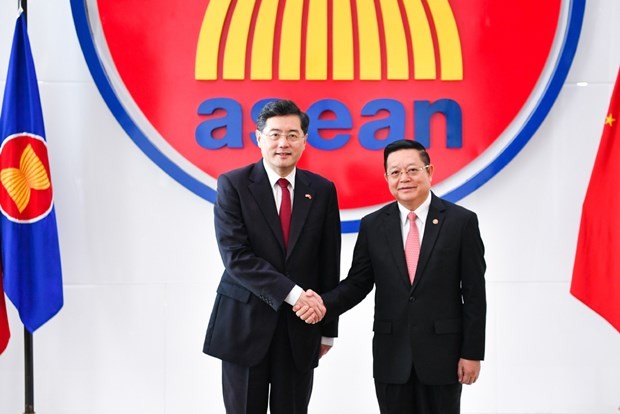 ASEAN Secretary-General Kao Kim Hourn (R) meets with visiting Chinese Foreign Minister Qin Gang in Jakarta, Indonesia, February 22, 2023. (Photo: Xinhua/VNA) 