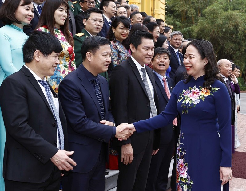 Acting President Vo Thi Anh Xuan (R) meets with doctors and officials of the health sector. (Photo: VOV)
