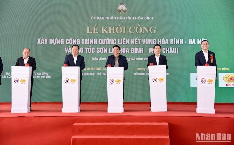 PM Pham Minh Chinh and delegates press the buttons to launch the construction of the expressway from Hoa Binh to Son La (Photo: NDO)