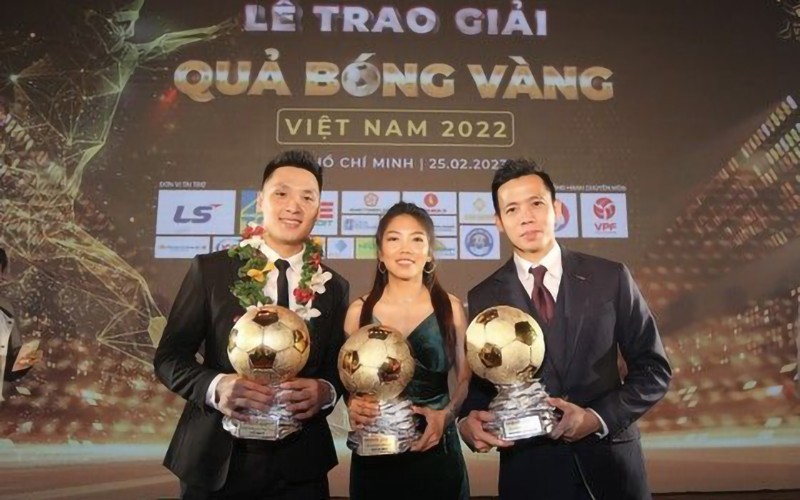 Van Quyet, Huynh Nhu and Van Y (from right to right) receive the 2022 Vietnam Golden Ball award. (Photo THANH VU)