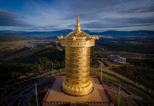 World’s largest bronze prayer wheel stupa Drigung Kagyu Rinchen Khorchen Khorwe Go Gek (Photo: nld.com.vn)