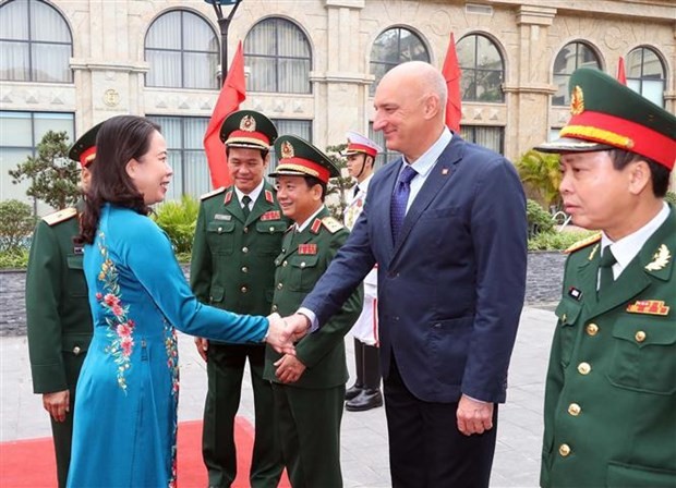Vice State President Vo Thi Anh Xuan greets leaders of the Vietnam - Russia Tropical Centre before attending the ceremony on March 7. (Photo: VNA)